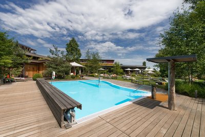 Im beheizen Außenpool die strahlende Sonne genießen