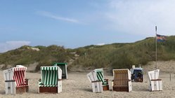 yoga-urlaub-deutschland-baltrum-naturhotel-strandkoerbe Entspannen Sie im Strandkorb mit Blick auf die Nordsee