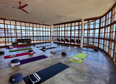 Die lichtdurchflutete Yoga Shala mit rundum Meerblick