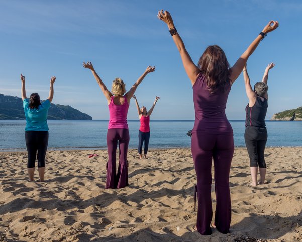 Frauen in der Bergpose mit ausgestreckten Armen