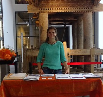 Nadine Zangerle am NEUE WEGE-Stand auf dem Nepal-Tag