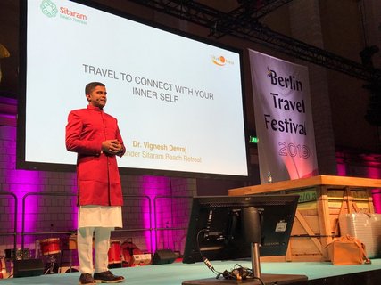 Eine Meditation leitet den Vortrag von Dr. Vignesh ein
