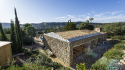 yoga-urlaub-spanien-yoga-finca-son-mola-vell-anlage-yogaraum Der Yogaraum der Finca ist in einem extra Haus um Ruhe mit sich selbst zu finden