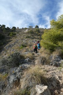 Wanderung durch bergige Landschaft