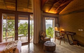 Naturbelassene Zimmer mit Holz-Elementen