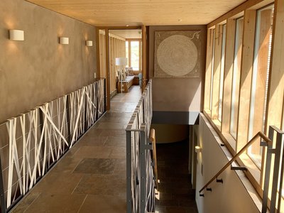 Das helle Kurzentrum ausgerichtet nach der traditionellen indischen Architekturlehre