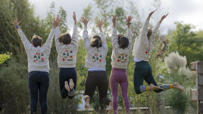 Freunde springen hoch