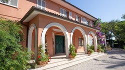 yoga-reisen-italien-marken-villa-garulli-montelupone-anlage Lassen Sie sich vom italienischem Charme während Ihrer Yoga-Reise verzaubern