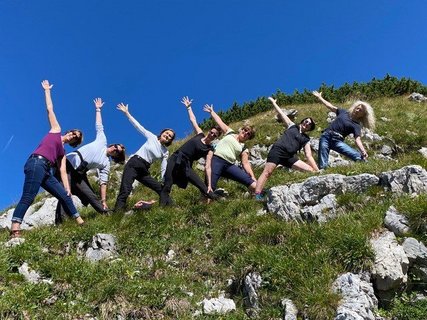 Unsere Yoga-Gruppe praktiziert sogar in den Bergen Yoga 