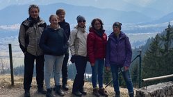 yoga-urlaub-oesterreich-tirol-lechlife-wanderung-ausflug Kursteilnehmende bei einer Wanderung im den Tiroler Alpen