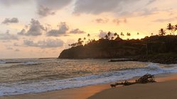 ayurveda-kuren-sri-lanka-ayurvie-weligama-resort-strand-meer-sonnenuntergang Ihre Füße im warmen Sand, das sanfte Rauschen der Wellen im Ohr genießen Sie den Sonnenuntergang
