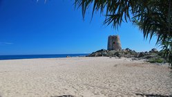 yoga-reisen-italien-sardinien-hotel-galanias-strand In kurzer Zeit erreichen Sie die langen Sandstrände Sardiniens.