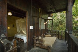 In der wunderschön rustikalen Eco Lodge die Zeit mit Buch und Balkon genießen