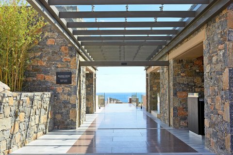 Die Architektur des Daios Cove fügt sich malerisch in die Landschaft ein