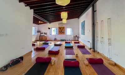 Yoga-Einheiten im gemütlichen Raum