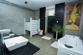 Badezimmer der Ocean Suite mit Regendusche