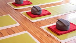 yoga-reisen-urlaub-meditation-utensilien-yogamatte Bereit für eine entspannende Yoga-Stunde