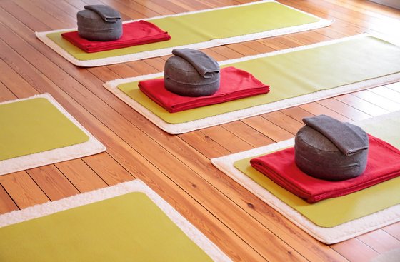 yoga-reisen-urlaub-meditation-utensilien-yogamatte Bereit für eine entspannende Yoga-Stunde