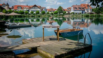 Viele Boote befinden sich entlang des Sees Viele Boote befinden sich entlang des Sees