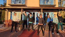 yoga-urlaub-spanien-mallorca-finca-son-miranda-yogis Yogis winken fröhlich in in die Kamera