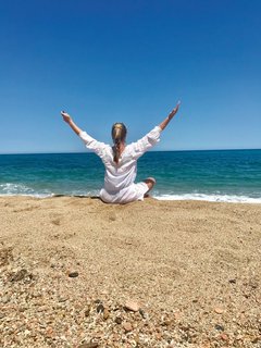 Üben Sie Yoga an Sardiniens Sandstränden