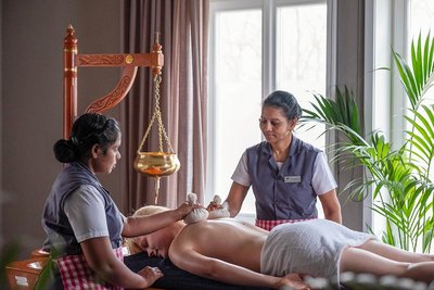 Ayurvedische Kräuterstempelmassage zur Entgiftung des Körpers