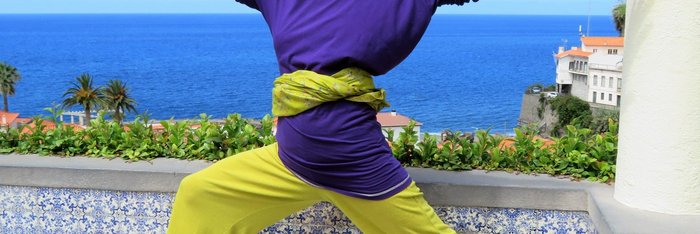 Gyöngyi beim Yoga üben im schönen Madeira 