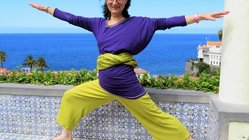 yoga-urlaub-portugal-madeira-yoga-uebung-gyoengyi-hajdu Gyöngyi beim Yoga üben im schönen Madeira