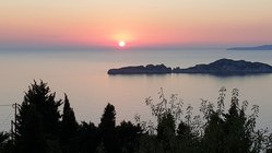 yoga-urlaub-korfu-sonnenuntergang Genießen Sie die traumhaften Sonnenuntergänge in der Bucht von Korfu