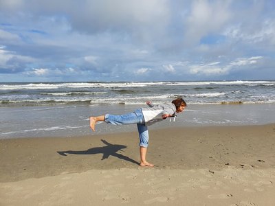 Bei strahlendem Sonnenschein Yoga üben 