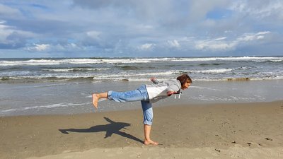 Bei strahlendem Sonnenschein Yoga üben Bei strahlendem Sonnenschein Yoga üben