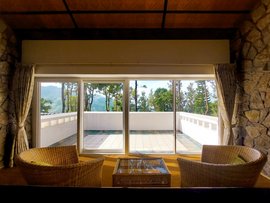 Vom Balkon der Luxury Suite schauen Sie direkt ins Grüne