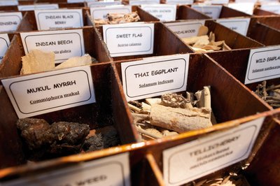 Das Surya Lanka hat seine eigene kleine Ayurveda Apotheke Das Surya Lanka hat seine eigene kleine Ayurveda Apotheke