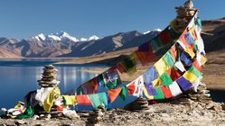 ladakh-reisen-himalaya-trekking-tsomoriri-see-gebetsfahnen.jpg Ladakh Trekking Reisen zum Tsomoriri See