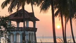 ayurveda-reisen-indien-kerala-soma-kerala-palace-sonnenuntergang-meer-palmen Wunderschöne Sonnenuntergänge in Indien im Soma Kerala Palace