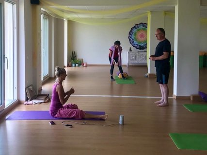 Der helle Yoga-Raum lädt zum Üben ein