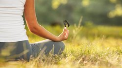 yoga-reisen-urlaub-meditation-wiese-schmetterling-sukhasana-schneidersitz-lotussitz-asanas-haltung Yoga Urlaub mit Wohlfühfaktor: In meditativer Ruhe schöpfen Sie auf unseren Reisen neue Kraft
