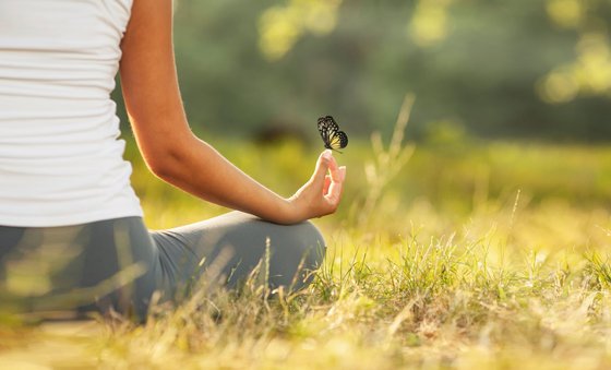 yoga-reisen-urlaub-meditation-wiese-schmetterling-sukhasana-schneidersitz-lotussitz-asanas-haltung Yoga Urlaub mit Wohlfühfaktor: In meditativer Ruhe schöpfen Sie auf unseren Reisen neue Kraft