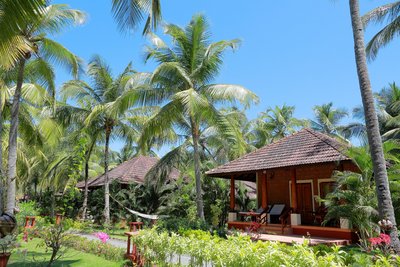 Paradiesische Anlage des Nattika Beach Resort in Kerala