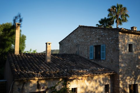 Die Sonnenstrahlen glitzern auf der Finca