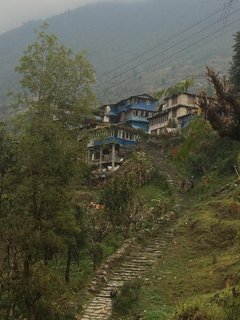 Auf Ihrer Yoga-Reise führen kleine Pfade zu den Häusern in Nepal 
