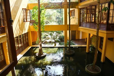 In der offenen Lobby werden Sie von dem Duft der landestypischen Frangipani-Bäume begrüßt