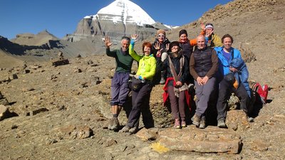 Die Kailash-Reisegruppe rund um Reiseleiter Roman Mueller 