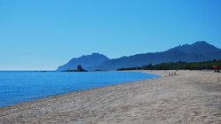 yoga-reisen-italien-sardinien-hotel-galanias-strand-meer Nehmen Sie ein kühles Bad im kristallklaren Ozean.