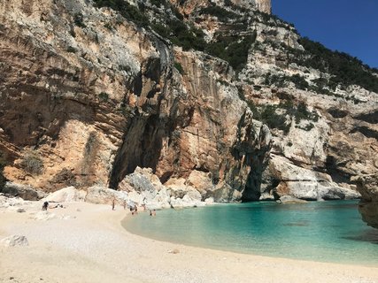 Auf Sardinien erwarten Sie weißer Sandstrand und türkises Wasser