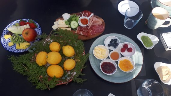 Ein bunt gedeckter Tisch lädt zum Essen ein.