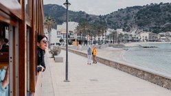 yoga-urlaub-spanien-yoga-finca-son-mola-vell-reisevergnuegen-tram Charlott Tornow schaut aus der Tram in Soller
