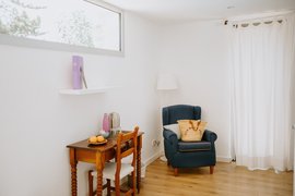 Gemütliche Sitzecke im Zimmer der Kursleitenden