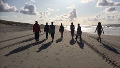yoga-reisen-deutschland-baltrum-gruppe-strand-wanderung Lassen Sie sich auf Baltrum die salzige Meerluft um die Nase wehen!