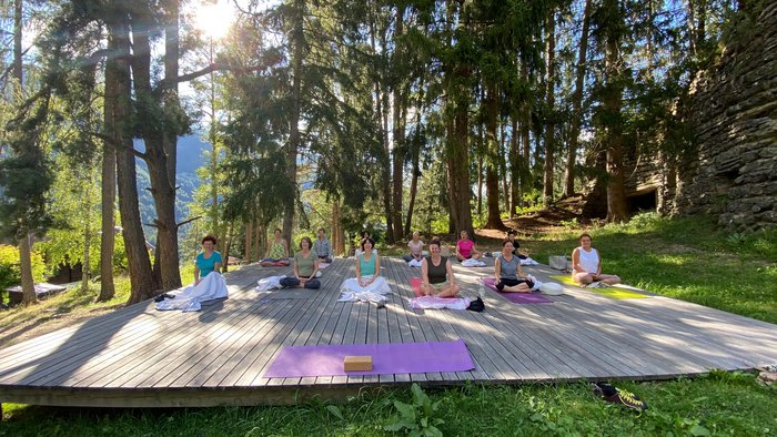 Yogaübungen in der Natur